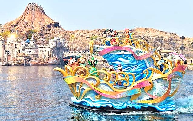 東京迪士尼海洋（Tokyo DisneySea）是全球唯一以「海洋探險」為主題的迪士尼樂園，於2001年開幕，特色是八大主題海港（包含最新的夢幻泉鄉），提供比陸地樂園更刺激驚險的遊樂設施和濃厚異國冒險氛圍，深受年輕人及成人喜愛，達菲熊也是此園區的限定吉祥物，有著全球獨有的美人魚礁湖與水上夜間燈光秀，是情侶、朋友出遊首選