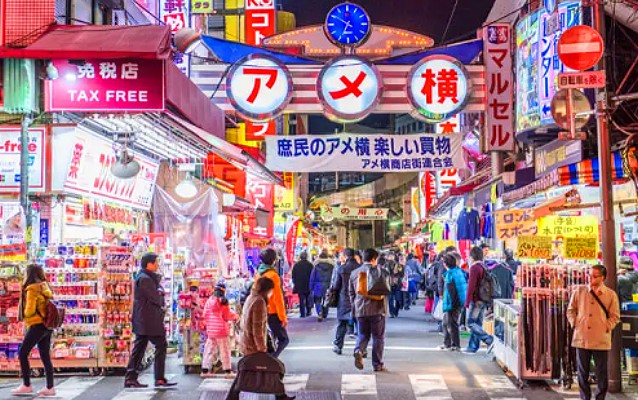 淺草（Asakusa）是日本東京台東區一個極具代表性的觀光地，以擁有東京最古老的寺廟淺草寺（供奉觀音，歷史可追溯至628年）而聞名，融合了濃厚的江戶時代風情與現代魅力。這裡有標誌性的雷門、熱鬧的仲見世商店街（販售日式點心和伴手禮）、傳統表演（如落語），並鄰近東京晴空塔，是體驗日本傳統文化、美食和購物的必訪之地。