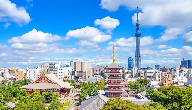東京晴空塔（Tokyo Skytree）是日本東京墨田區的地標，高634公尺，是世界最高的塔式建築，不僅是無線電塔，也是大型複合式觀光設施，提供350公尺（天望甲板）和450公尺（天望迴廊）的壯觀觀景台，可俯瞰東京全景，塔下有「晴空街道」購物中心、水族館、天文館等，夜間點燈景色迷人，是必訪景點。。